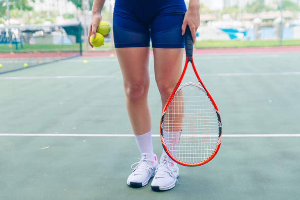 Tennisspieler mit Schläger und Ball. Hochwertiges Foto - Foto, Bild