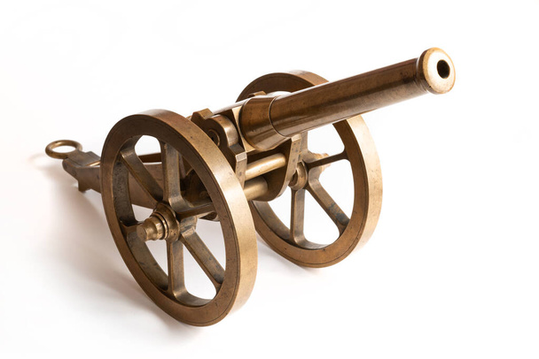 Una moderna replica in ottone di un cannone modellato su un vero cannone militare durante la guerra civile americana su sfondo bianco - Foto, immagini