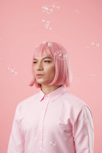 Молодой человек в розовом парике - Фото, изображение