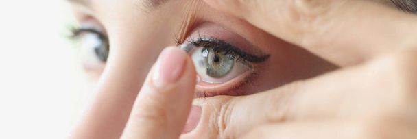 Mujer pone en lentes de contacto blandas primer plano - Foto, imagen