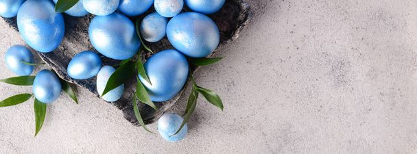 Belos ovos de Páscoa no fundo grunge com espaço para texto - Foto, Imagem