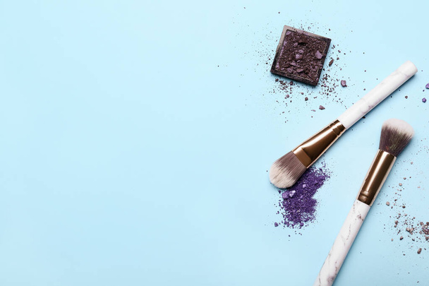 Pincéis de maquiagem e paleta de sombra no fundo de cor - Foto, Imagem