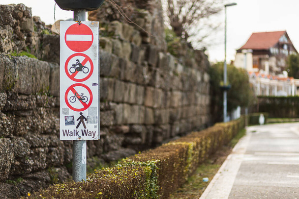 la segnaletica stradale è vietata, la circolazione di un motociclo e una bicicletta è vietata sullo sfondo della città. Zona pedonale - Foto, immagini