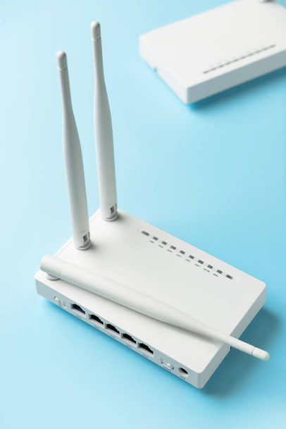 Білий wi-fi маршрутизатор на кольоровому фоні
 - Фото, зображення