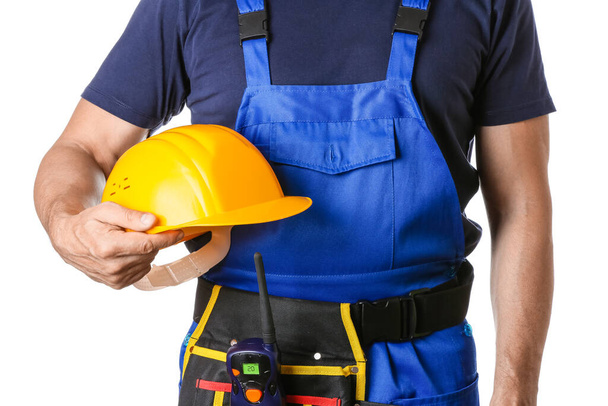 Lavoratore maschio con cappello rigido di sicurezza su sfondo bianco - Foto, immagini