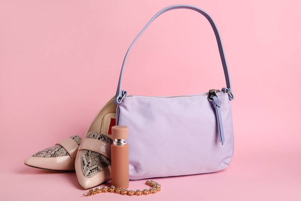 Stylish handbag, shoes, perfume and bracelet on color background - Foto, Imagem