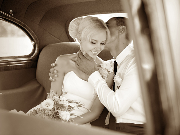жених и невеста в машине - Фото, изображение