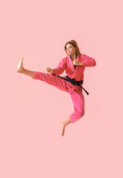 Młoda kobieta ćwiczy karate na tle koloru - Zdjęcie, obraz