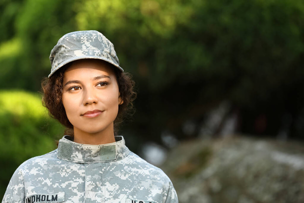 Πορτρέτο της Αφρικής-Αμερικής γυναίκα στρατιώτης σε εξωτερικούς χώρους - Φωτογραφία, εικόνα