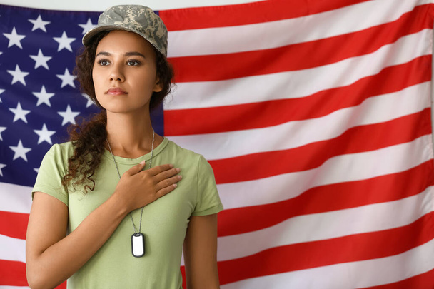 Afro-Amerikalı kadın asker ABD bayrağına karşı - Fotoğraf, Görsel