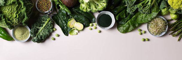 Variété de légumes verts, nourriture locale, produits de saison - Photo, image