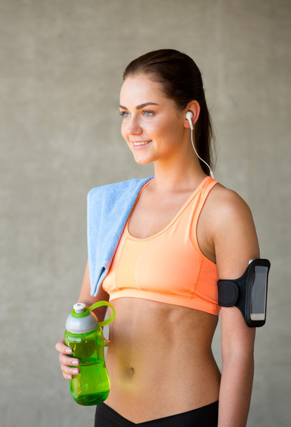 woman with bottle of water in gym - Foto, imagen