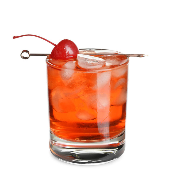 Стакан вкусного коктейля Манхэттен с вишней и льдом на белом фоне - Фото, изображение