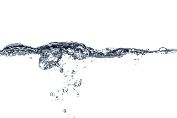 Klares Wasser mit Luftblasen auf weißem Hintergrund - Foto, Bild