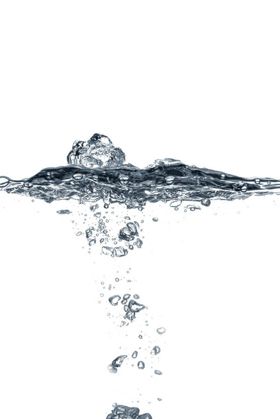 Διαυγές νερό με φυσαλίδες αέρα σε λευκό φόντο - Φωτογραφία, εικόνα
