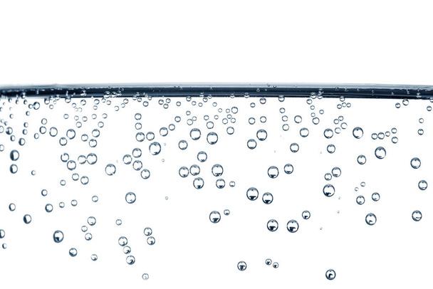 Прозора вода з бульбашками повітря на білому тлі
 - Фото, зображення