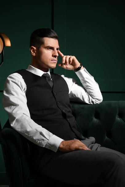Pensive Gentleman sitzt auf Sofa in dunklen Raum - Foto, Bild