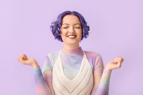 Hermosa mujer joven feliz con el pelo violeta en el fondo de color. Muy Peri - el color del año 2022 - Foto, Imagen