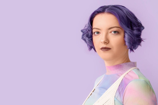 Krásná mladá žena s fialovými vlasy na barevném pozadí. Velmi peri - barva roku 2022 - Fotografie, Obrázek