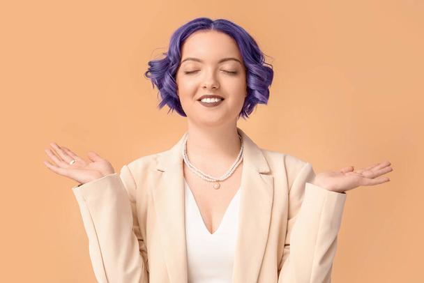 Hermosa mujer joven con pelo violeta sobre fondo de color. Muy Peri - el color del año 2022 - Foto, Imagen