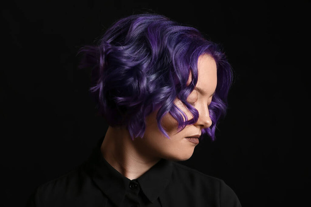 Hermosa joven con pelo violeta sobre fondo negro. Muy Peri - el color del año 2022 - Foto, Imagen