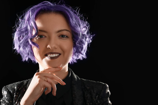 Гарна молода жінка з фіолетовим волоссям на чорному тлі. Дуже барвистий 2022 рік - Фото, зображення