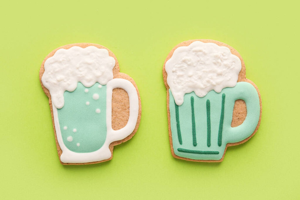 緑の背景に聖パトリックの日のお祝いのためのおいしい装飾的なジンジャーブレッドクッキー - 写真・画像