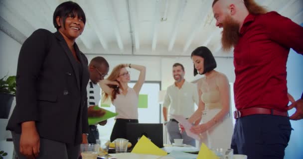 Gruppe multiethnischer Geschäftsleute unterhält sich, während ihr Chef vor ihnen steht - Filmmaterial, Video