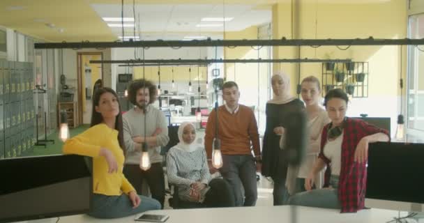 Grupo de compañeros de trabajo multirraciales despidiéndose de su jefe y gerente - Imágenes, Vídeo