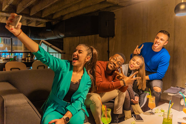Gruppo di amici multirazziali stanno prendendo selfie pazzo tutti insieme nel caffè - Foto, immagini
