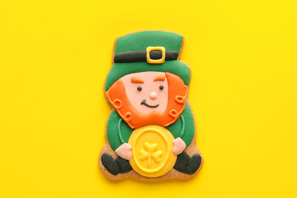 Lekker decoratief peperkoekje voor St. Patrick 's Day viering op gele achtergrond - Foto, afbeelding