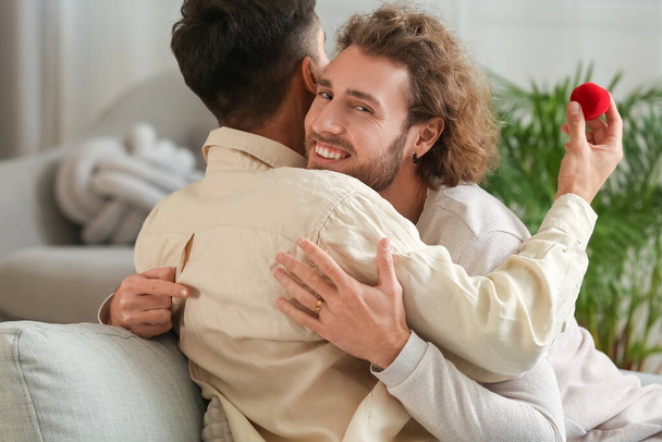 feliz comprometido gay pareja abrazando en casa - Foto, imagen