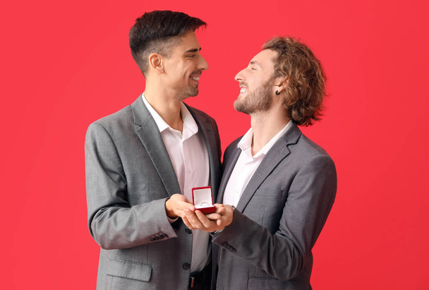 feliz noivo gay casal no vermelho fundo - Foto, Imagem
