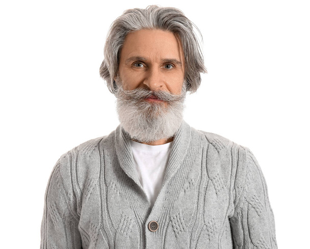 Красивый мужчина в трикотажном свитере на белом фоне - Фото, изображение