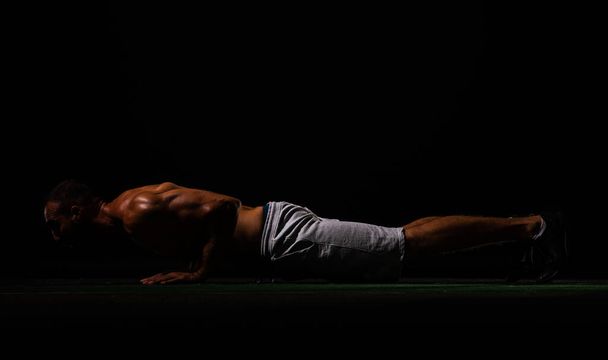 Γυμνή nad όμορφος άντρας κάνει κάποια άσκηση push up - Φωτογραφία, εικόνα