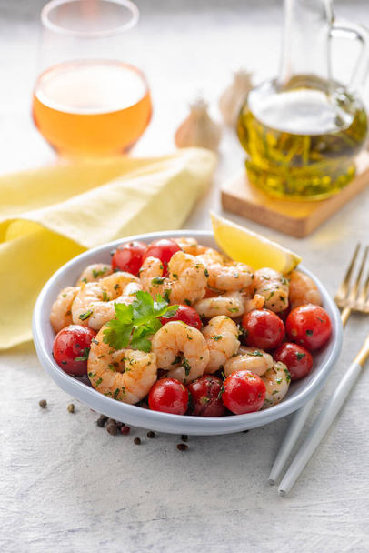 Fried shrimp with fresh vegetables. Shrimp salad with cherry tomatoes, garlic, fresh herbs and olive oil. No carbohydrate diet. Mediterranean diet. Ketogenic food. - Foto, Imagem