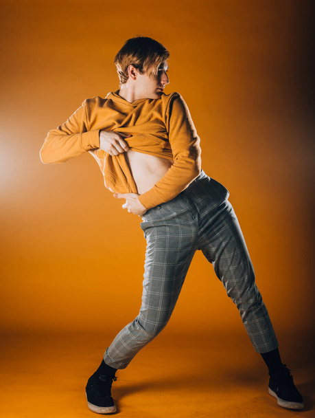Νεαρός χορευτής που εξασκεί ένα κίνημα σύγχρονου χορού - Φωτογραφία, εικόνα