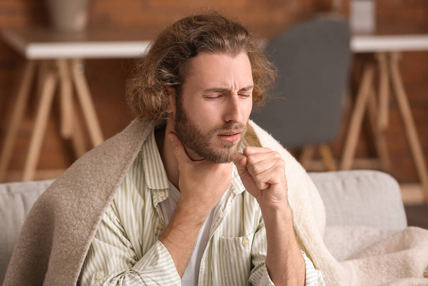 Homme malade avec mal de gorge à la maison - Photo, image