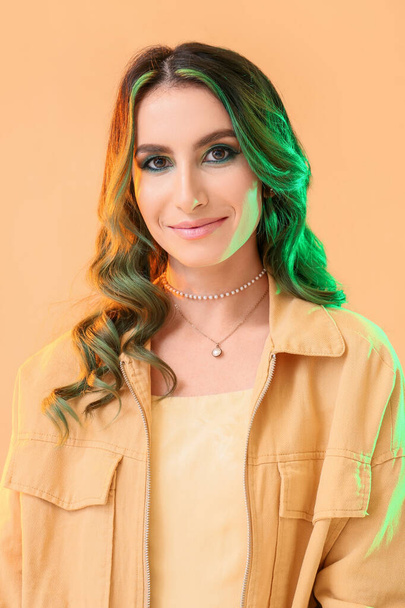 Bella giovane donna con insoliti capelli verdi su sfondo di colore - Foto, immagini