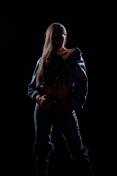 Test lövés egy vonzó női modell pózol modern stílusú ruhákban - Fotó, kép