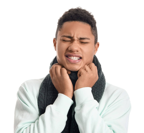 Ill ragazzo afro-americano con mal di gola su sfondo bianco - Foto, immagini
