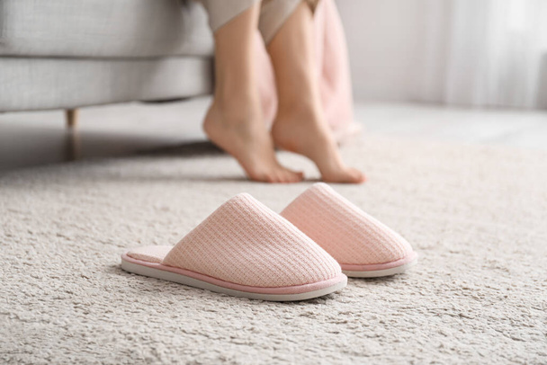 Weiche bequeme Hausschuhe auf Teppich zu Hause - Foto, Bild