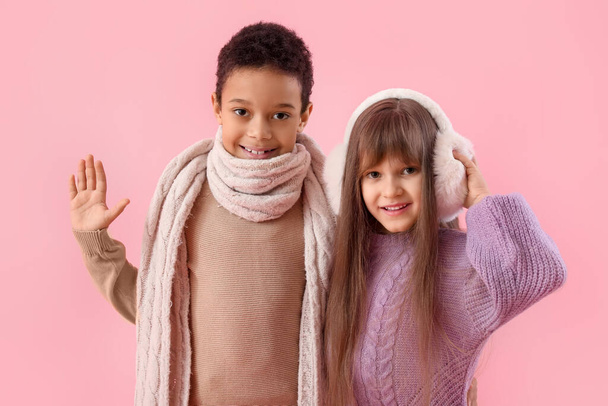 Söpöt pienet lapset talvella puserot värillä taustalla - Valokuva, kuva