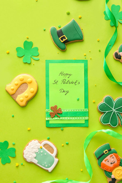 Samenstelling met lekkere peperkoek koekjes voor St. Patrick 's Day viering op groene achtergrond - Foto, afbeelding
