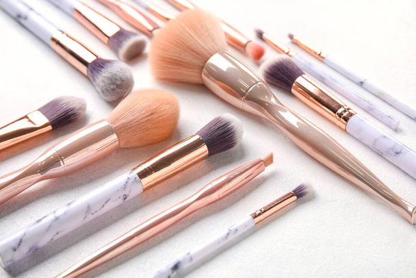 Set van verschillende make-up penselen op witte achtergrond - Foto, afbeelding