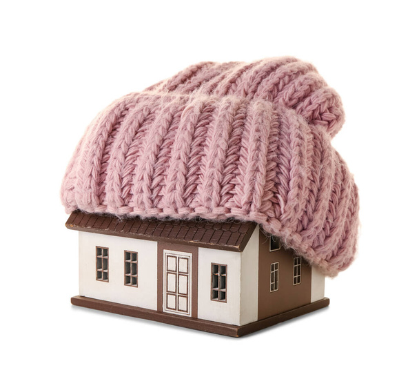 Modelka domu s růžovým kloboukem na bílém pozadí. Koncept vytápění - Fotografie, Obrázek