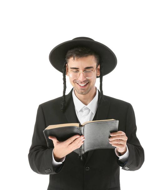 Chassidischer jüdischer Mann mit Tora auf weißem Hintergrund - Foto, Bild