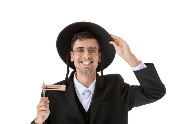 Homem judeu com chocalho Purim no fundo branco - Foto, Imagem