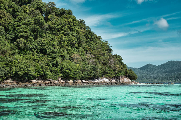 Море в Андаманському морі навколо чарівного острова Кох Ліпе. - Фото, зображення