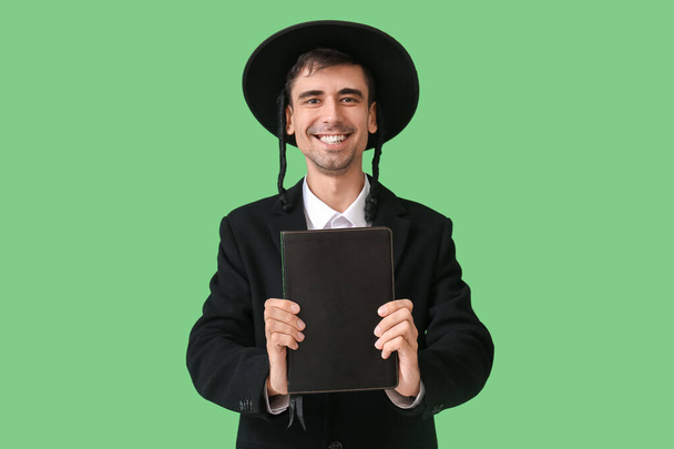 Hasidic Εβραίος άνθρωπος με Torah στο φόντο χρώμα - Φωτογραφία, εικόνα